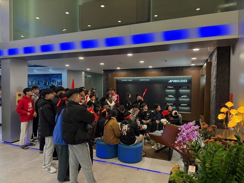 Phía trong nơi đón tiếp khách hàng cũng có một màn hình tivi để các bạn trẻ cổ vũ