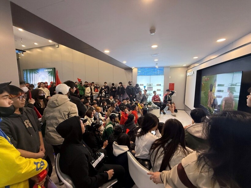 Hà Nội: Một showroom ở Cầu Giấy đánh hết xe ra ngoài để người hâm mộ xem bóng đá - 4