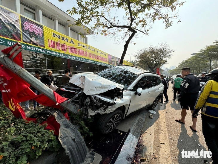 Vụ tai nạn khiến phương tiện bị hư hỏng nặng. Ảnh: Tuổi Trẻ