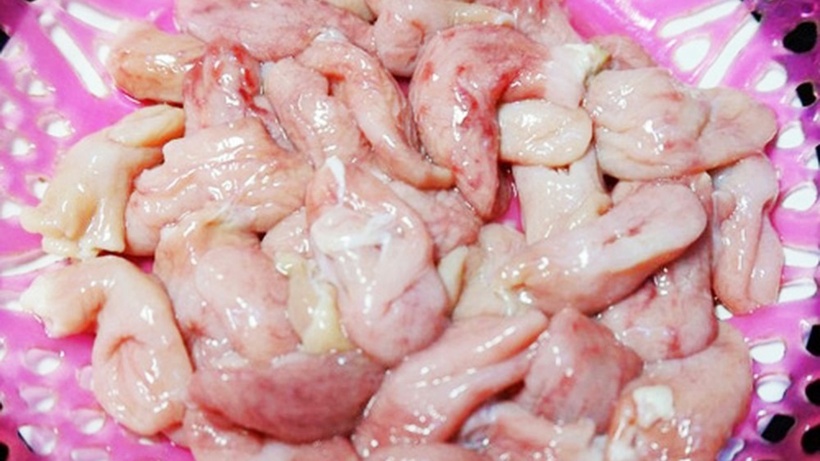 Ruột cá có thể chứa vi sinh vật sống dưới nước hoặc ký sinh trùng như trứng sán, trứng giun và giun xoắn. Ảnh minh họa