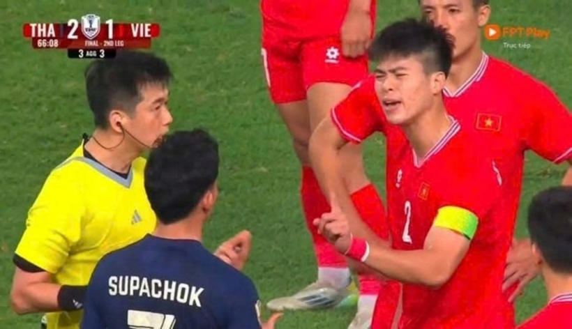 Duy Mạnh thái độ "cực gắt" sau khi Supachok ghi bàn thắng kém fair-play