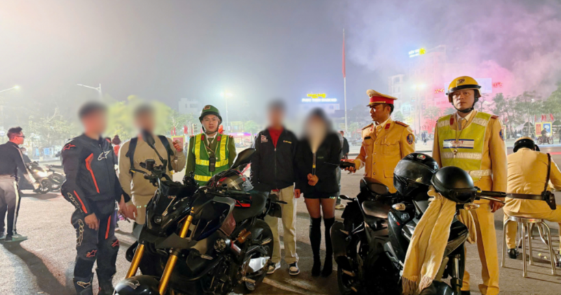 CSGT-TT Hải Phòng ngăn chặn, xử lý "quái xế" vi phạm. (Ảnh: Công an Hải Phòng)