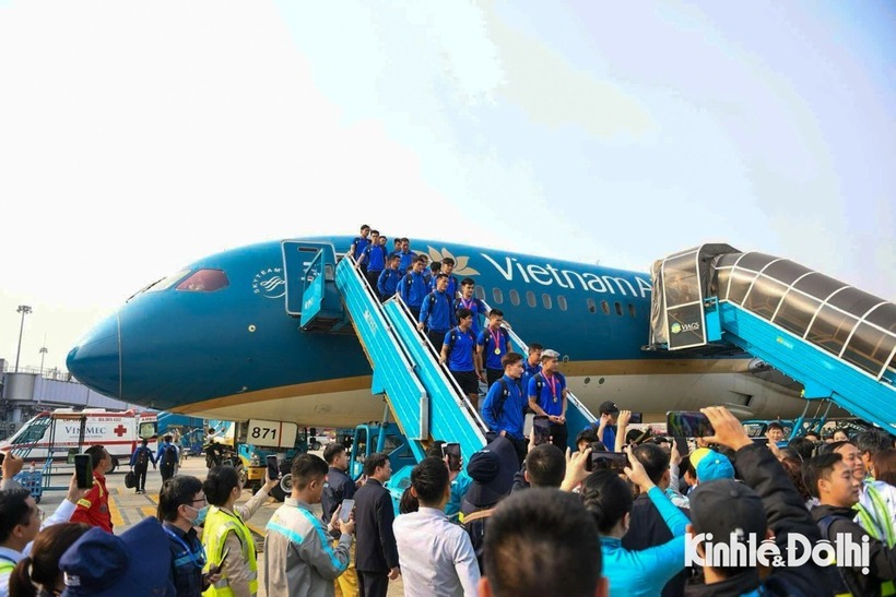 Trước đó, đông đảo người hâm mộ có mặt tại lối ra vào sân bay Nội Bài (Hà Nội) để đón đội tuyển Việt Nam, mừng chức vô địch ASEAN Cup 2024.