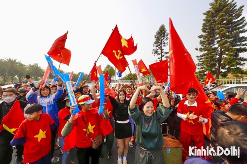 Riêng Xuân Son sẽ được xe cứu thương đón ở sân bay để đưa về bệnh viện.