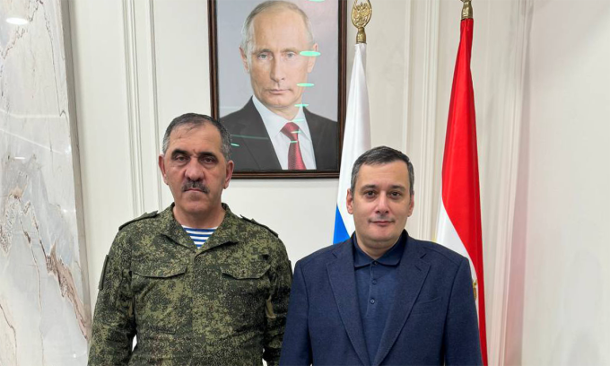 Tướng Yunus-Bek Yevkurov (trái) và Quyền tỉnh trưởng Kursk Alexander Khinshtein tại cuộc gặp hôm 5/1. Ảnh: Telegram/Hinshtein