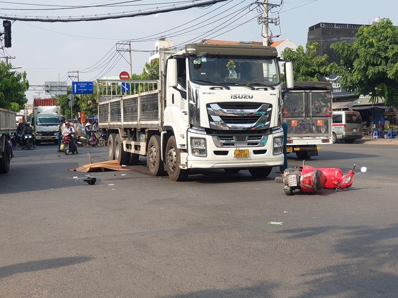 Người mẹ chở con đi học thì gặp nạn. (Ảnh: Báo Giao thông)