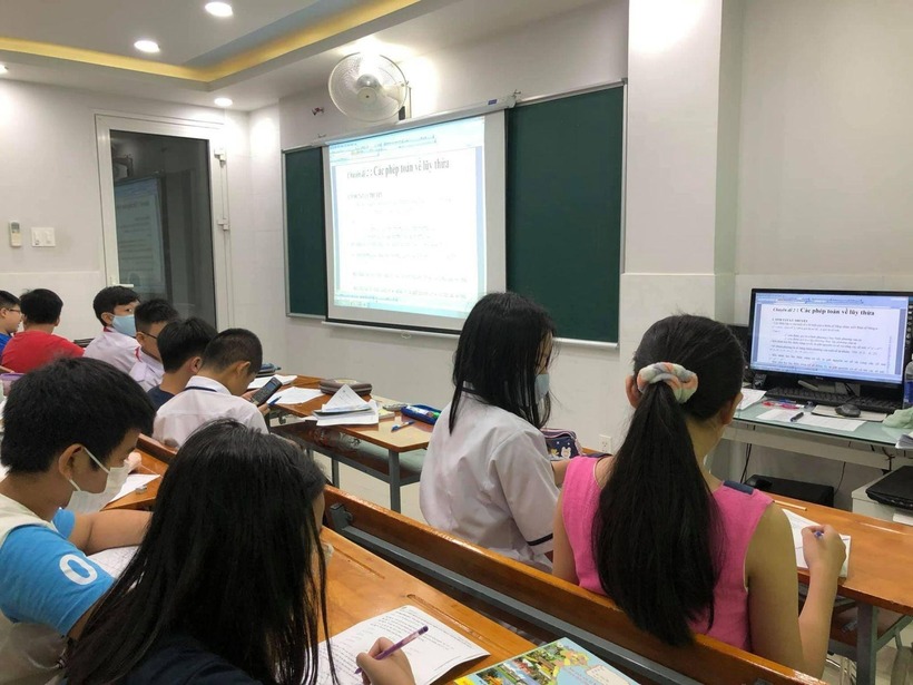Giáo viên dạy thêm ngoài trường học phải đăng ký kinh doanh. Ảnh minh họa