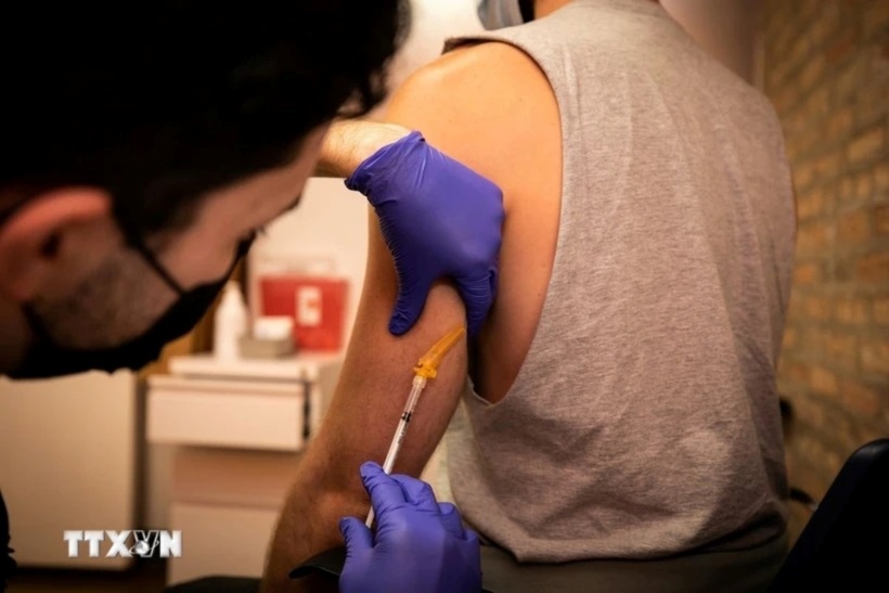 Người dân tiêm vaccine phòng bệnh đậu mùa khỉ. Ảnh: THX/TTXVN