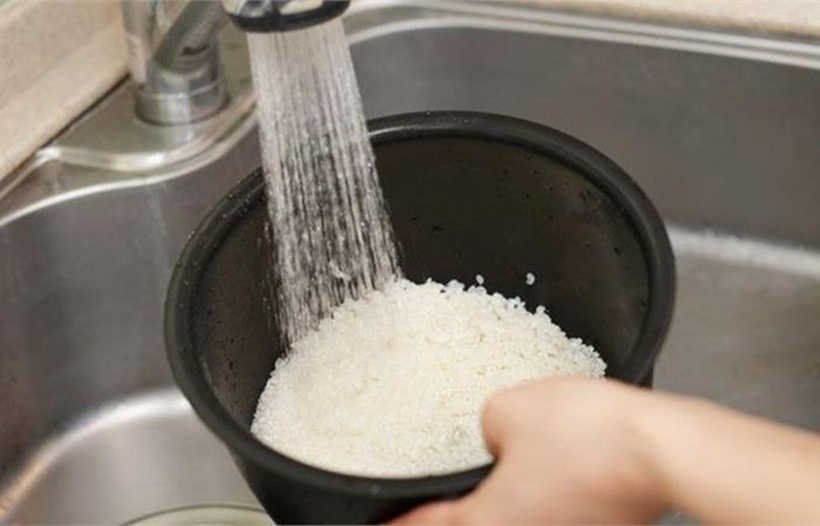 Vo gạo là công đoạn quen thuộc trước khi nấu cơm.