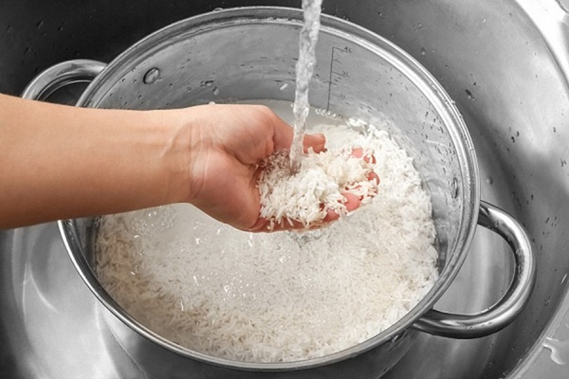 Không sử dụng các vật dụng sắc nhọn để vo gạo hoặc vệ sinh nồi cơm điện.