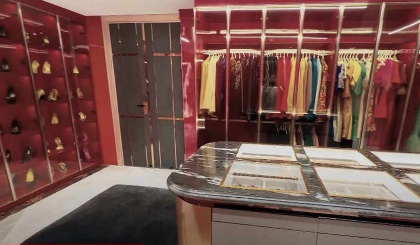 Căn phòng đặc biệt nhất trong biệt thự là phòng để trang phục với tone đỏ rực. "Ở trong phòng có nhiều ngăn để tóc giả, mũ nón, giỏ xách, trang phục diễn. Tôi để một tủ hấp đồ cho Việt Hương luôn trong phòng. Tôi làm mọi thứ trong căn phòng này đều theo nhu cầu riêng của Việt Hương. Tôi còn làm một chỗ riêng cho cô ấy rửa tay, uống nước lọc. Nói chung, tôi làm đủ mọi tiện lợi cho Hương” Hoài Phương chia sẻ.