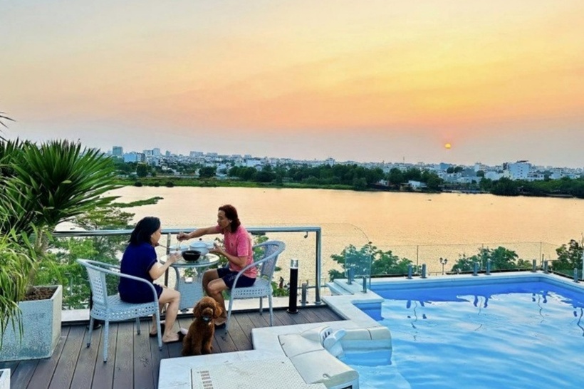 Sân thượng của biệt thự có hồ bơi với view nhìn ra sông Sài Gòn.
