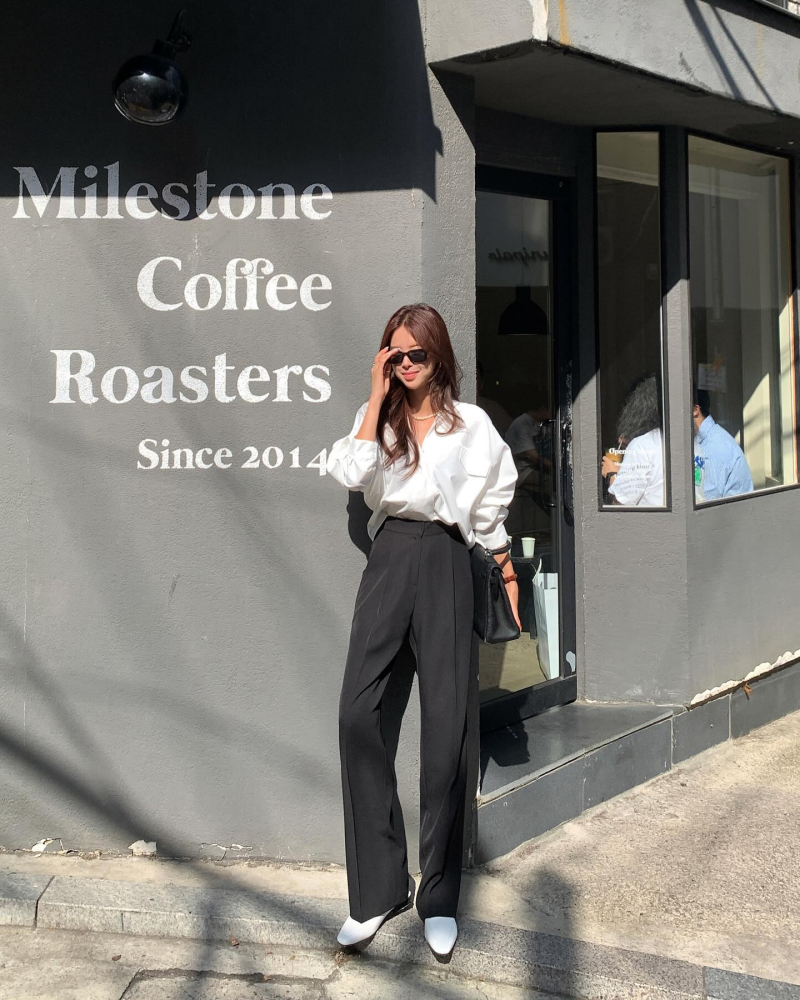 Áo sơ mi và quần âu màu đen là một trong những công thức diện đồ cơ bản nhất. Tuy nhiên, cách phối đồ này không gây nhàm chán. Ưu điểm của combo áo sơ mi và quần âu đen chính là sự thanh lịch, trang nhã.