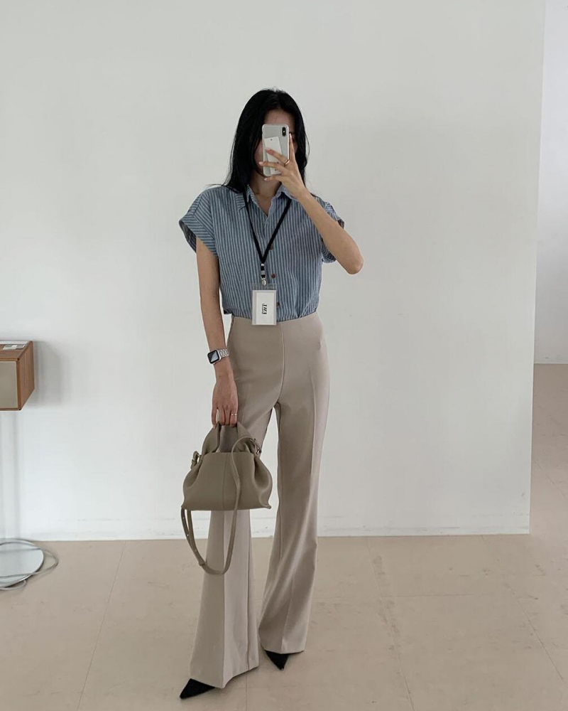 . Chỉ cần kết hợp áo sơ mi kẻ sọc với quần âu màu trung tính, nàng công sở đã có được vẻ ngoài sành điệu, trẻ trung.