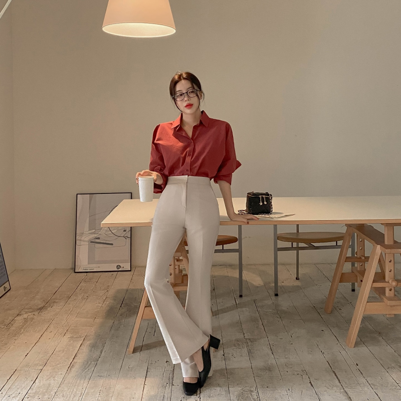 Chiếc áo sơ mi màu đỏ bã trầu rất nổi bật. Các nàng hãy cân bằng outfit bằng cách kết hợp item này cùng quần âu trắng.