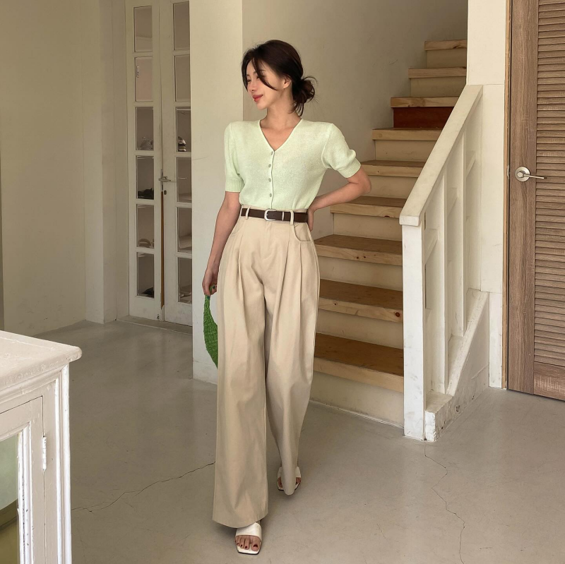 Sự kết hợp giữa áo cardigan cộc tay và quần màu be, ống rộng giúp người mặc có được vẻ ngoài trẻ trung, năng động.