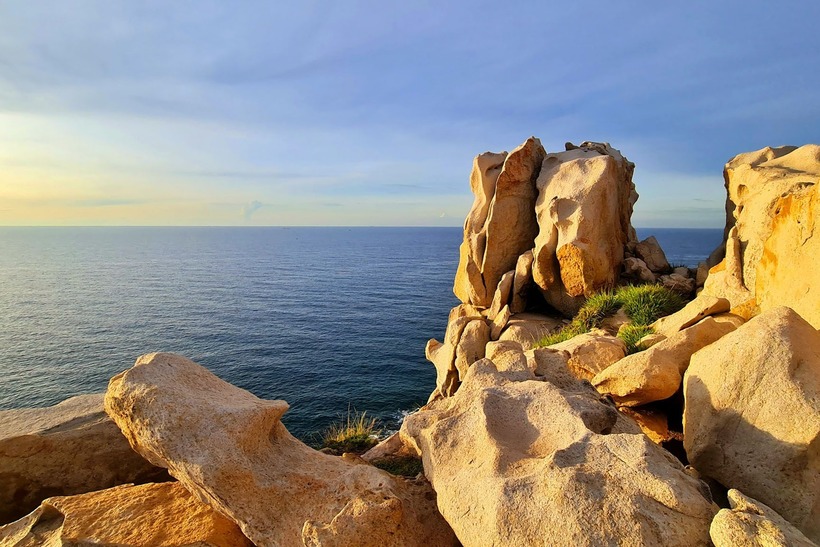 Những tảng đá nhiều hình dáng ở ven biển Ninh Thuận. Ảnh minh họa