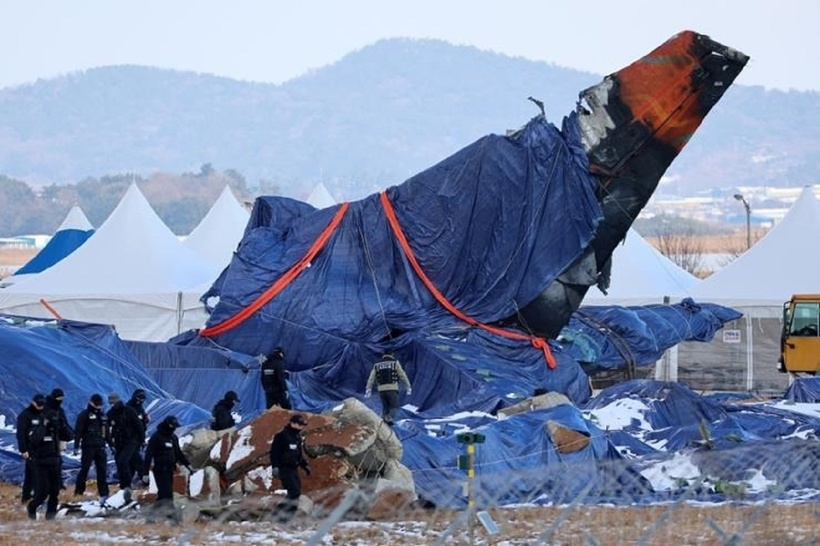 Lực lượng cảnh sát chuyên trách kiểm tra hiện trường vụ tai nạn máy bay Jeju Air hôm 7/1. Ảnh: Yonhap