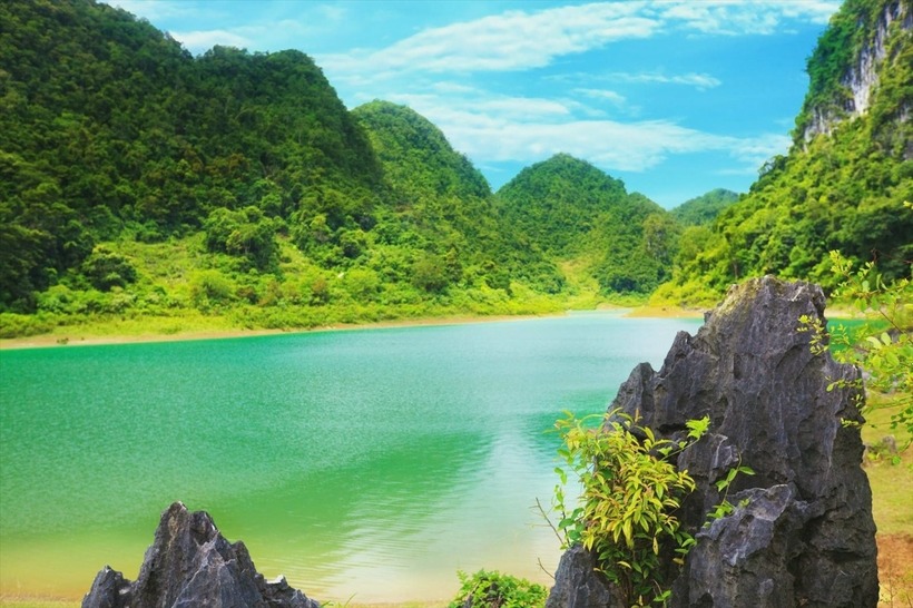 Nằm ngay dưới chân núi Mắt Thần, hồ Thang Hen với 36 hồ nước thông nhau tạo nên một hệ thống hồ nước tuyệt đẹp. Ảnh minh họa.