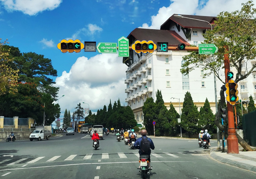 Từ năm 2025, gặp đèn xanh phải dừng lại trong trường hợp này. Ảnh minh hoạ