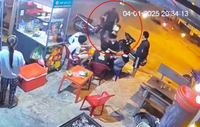 Hình ảnh bé trai lớp 7 bị hành hung. Ảnh: Dân Việt