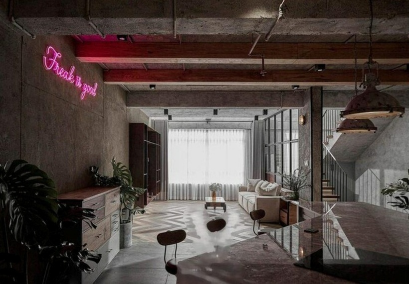 Phòng khách đặt bộ sofa màu kem, tận dụng ánh sáng tự nhiên từ giếng trời và cửa sổ. Đây là nơi vợ chồng Khởi My và Kelvin Khánh xem phim giải trí, được tối ưu diện tích tạo sự thoải mái, thư giãn.