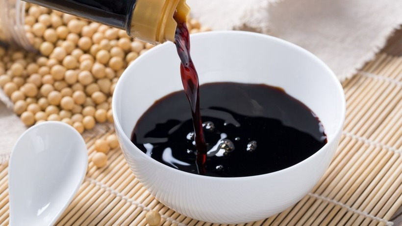 Nếu bạn ăn quá nhiều nước tương có thể gây tổn thương nội tạng, gây bệnh, ung thư, thậm chí là ung thư gan, ngoài ra nước tương là một loại thực phẩm có hàm lượng muối quá cao. Ảnh minh họa
