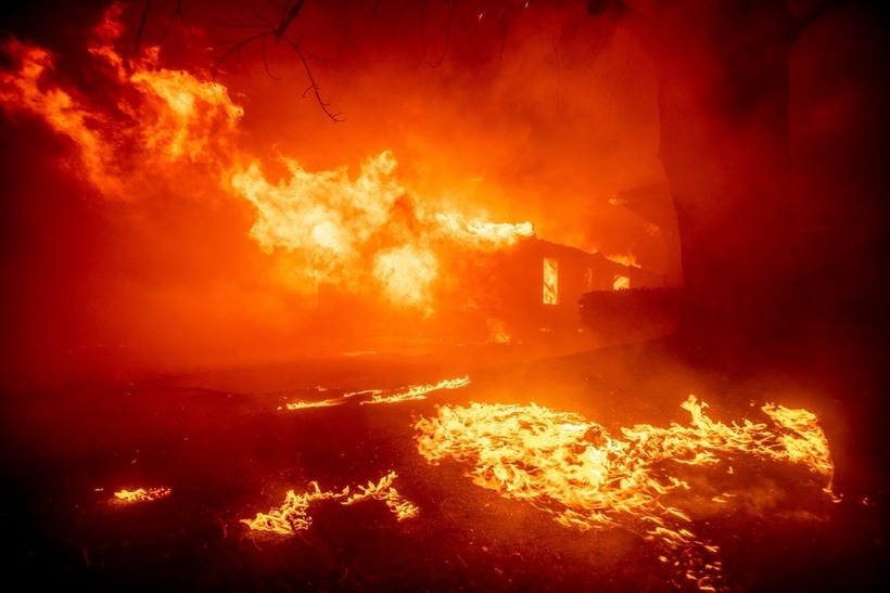 4 đám cháy đã bùng phát ở khu vực ven biển giữa TP. Malibu và Santa Monica tại TP. Los Angeles trải dài trên 63 km2 trong đầu tuần này mà chưa thể được ngăn chặn.