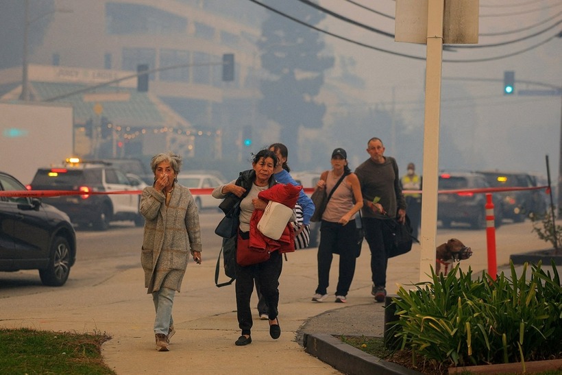 Người dân TP. Los Angeles khẩn trương sơ tán đi nơi khác khi các đám cháy rừng vẫn chưa được kiểm soát