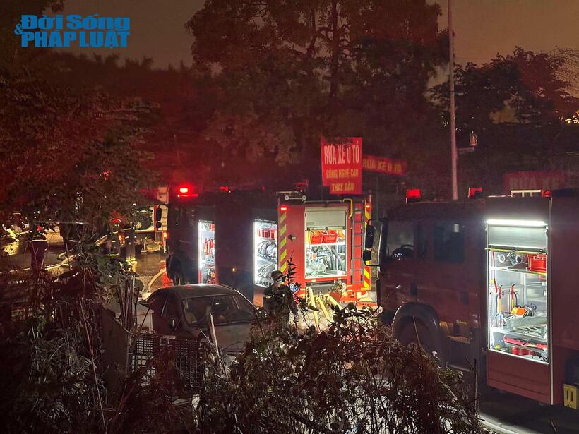 Lực lượng chức năng đang nỗ lực dập tắt đám cháy.