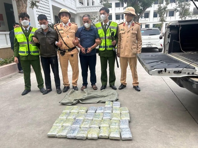 Hai nghi phạm và tang vật. (Ảnh: Công an)