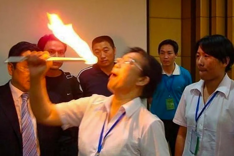 Công ty ép nhân viên "ăn lửa" trong team building để "rèn luyện sự tự tin". Ảnh: Weibo.