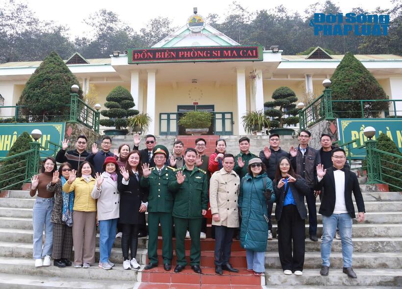 Đoàn công tác chụp ảnh lưu niệm cùng cán bộ, chiến sĩ Đồng Biên phòng Simacai.