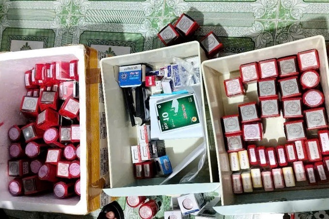 Con dấu của các công ty "ma" các đối tượng sử dụng để thực hiện mua bán khoảng 20.000 hóa đơn. Ảnh: VnExpress