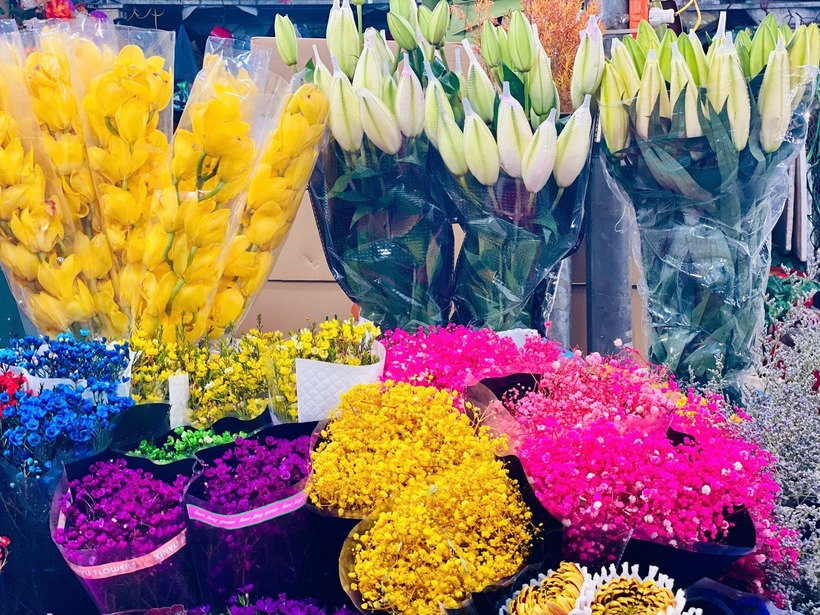 Nhiều loại hoa khoe sắc chờ chưng Tết.