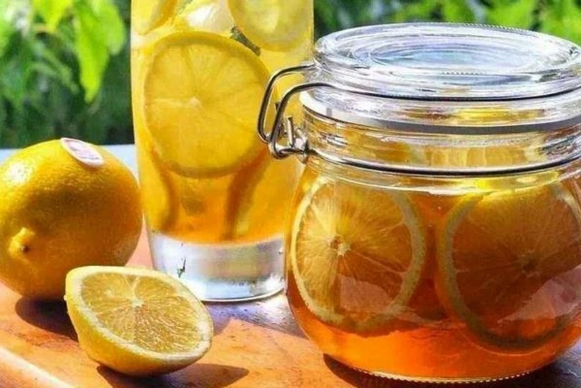 Việc uống nước chanh vào buổi sáng chỉ đơn thuần là thói quen giúp bổ sung một chút dưỡng chất. Ảnh minh họa.