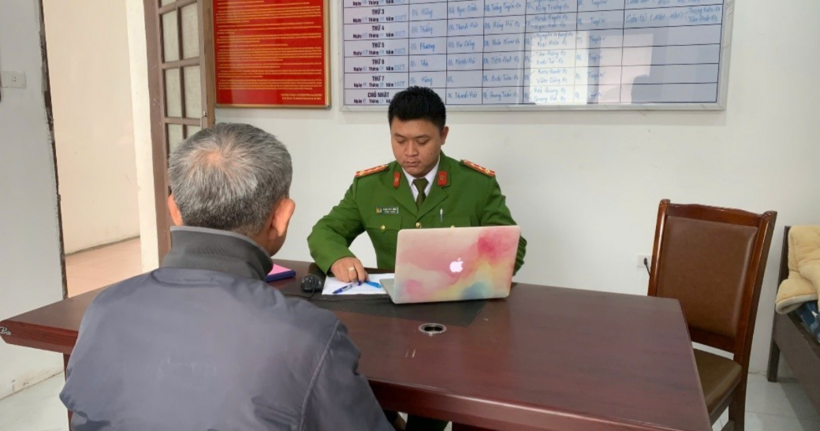 Nạn nhân trình bày việc bị lừa 1,7 tỷ đồng với công an. (Ảnh: Công an Quảng Ninh)