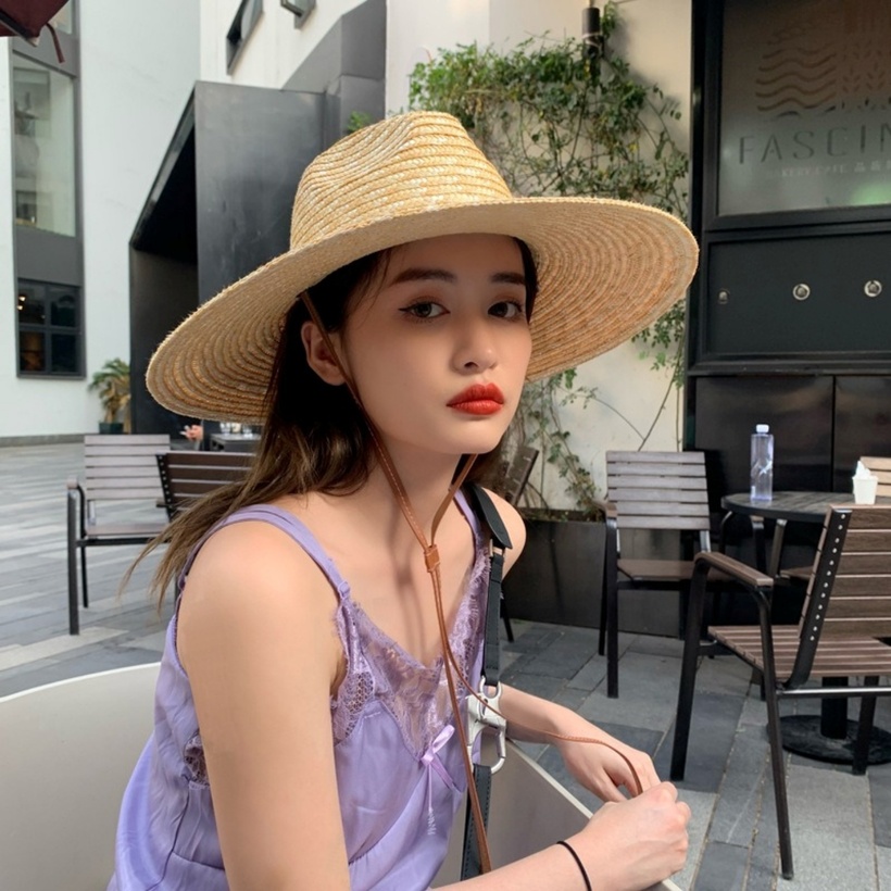 Mũ rộng vành giúp che chắn ánh nắng mặt trời và bảo vệ da khỏi tác hại của tia UV. Ảnh minh họa