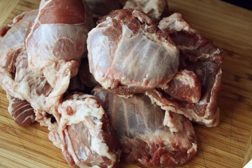 Thịt má đào là phần thịt nằm ở hai bên má của con lợn, mỗi con chỉ có khoảng 2 miếng má đào nhỏ xinh, trọng lượng chỉ từ 200-300 gram.