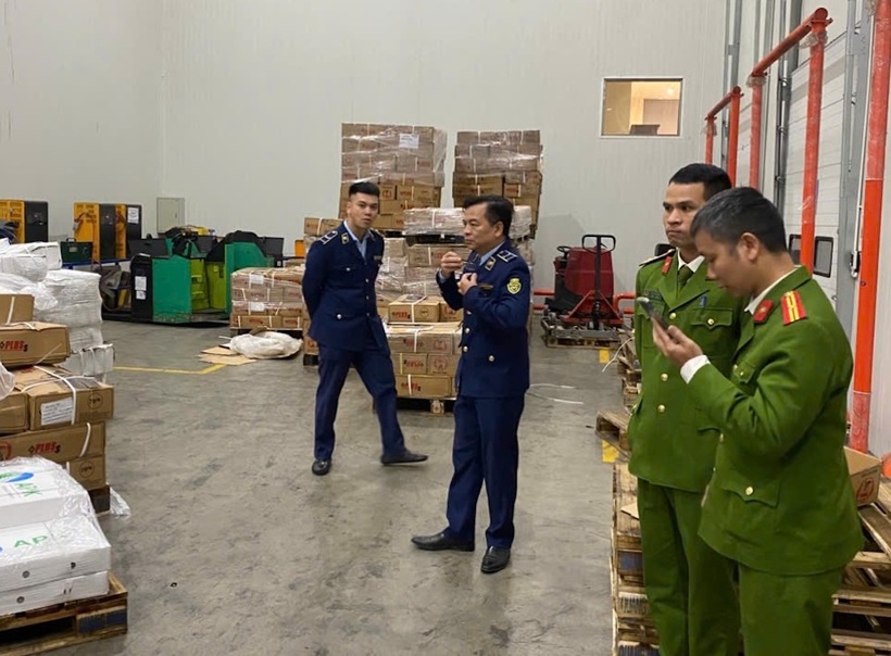 Kho hàng chứa trữ gần 10 tấn thực phẩm đông lạnh là sách bò, dạ dày bò, dạ dày lợn chuẩn bị tung ra phục vụ thị trường Tết