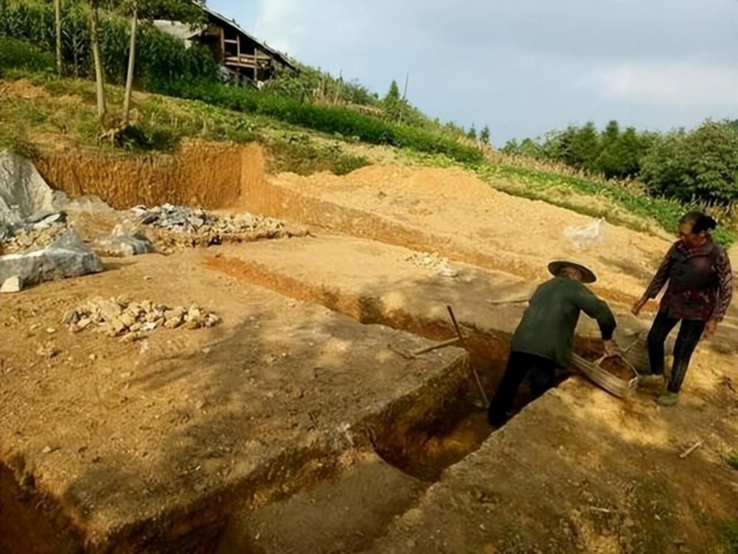 Trong lúc đào móng, nhóm thợ bất ngờ chạm phải một vật thể rất cứng, tạo ra tiếng va chạm như thể kim loại. Ảnh minh họa