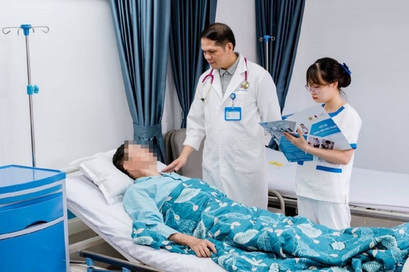 Người bệnh được các bác sĩ theo dõi sát sao các biến chứng khi điều trị nội trú ở bệnh viện. Ảnh: Gia Đình Việt Nam