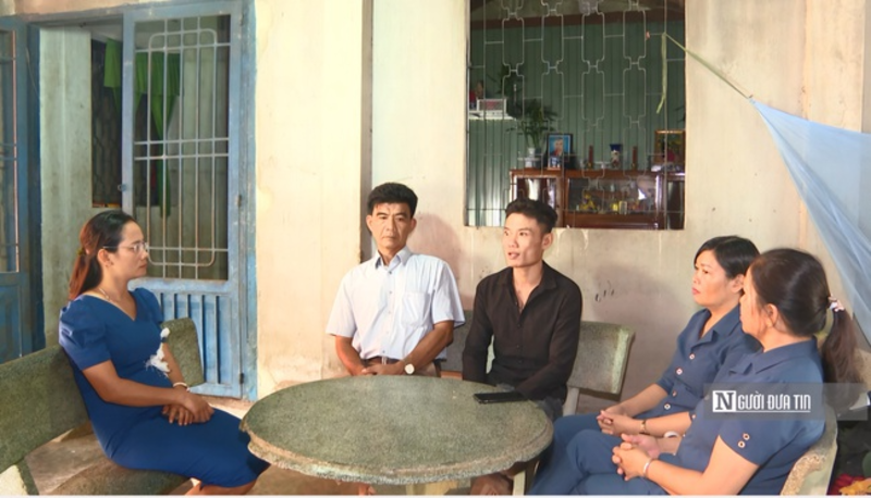 Luật gia Phan Thị Vân (bên trái) cùng với Chi hội phụ nữ ấp 3, xã Tân Lập đến tuyên truyền pháp luật cho công dân tái hòa nhập cộng đồng.