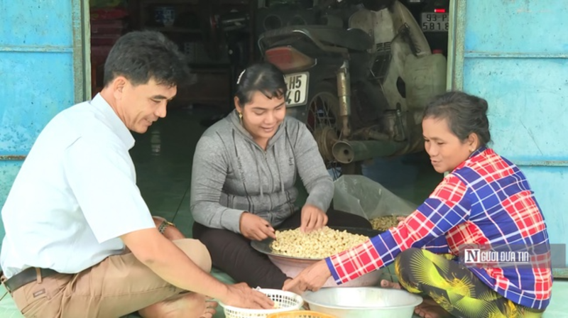 Ông Ngưu Tấn Tùng là người có uy tín, trong cộng đồng người dân tộc Khmer ở ấp 3 (xã Tân Lập, huyện Đồng Phú).
