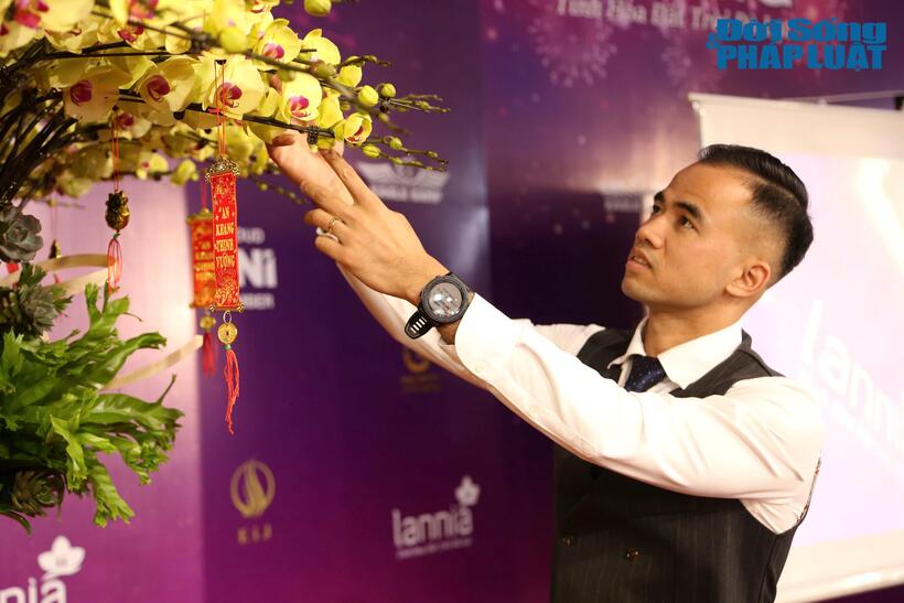 Trước những thông tin trên mạng xã hội về mức giá “không tưởng” của chậu lan, anh Ngô Nghiệp cho biết giá trị của chậu hoa mang tính chất “độc bản”: “Từ lúc lên ý tưởng và hoàn thiện sản phẩm mất hơn 3 tháng, phần chậu làm thủ công do 3 nghệ nhân làm, phần hoa cũng được lựa chọn kỹ lượng từ Đà Lạt và được kết trong 3 ngày 3 đêm”, anh Nghiệp nói.