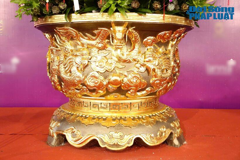 Ngoài ra, phần chậu được dát vàng 24K với họa tiết “Cửu long tranh châu”, trên mắt các con rồng được đính đá quý, thể hiện sự quyền uy. Theo anh Ngô Văn Nghiệp, chậu hoa hoàn toàn được làm thủ công bởi 3 nghệ nhân, tính từ lúc lên ý tưởng mất khoảng 3 tháng.