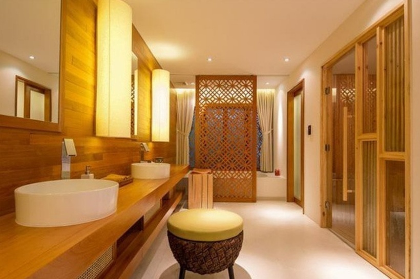 Khu phòng tắm được bài trí hệt như một khách sạn sang, gọn gàng, ngăn nắp với đầy đủ các vật dụng. Ngoài ra, nam ca sĩ còn thiết kế nhiều khung gỗ họa tiết tạo sự lãng mạn cho khu vực này.