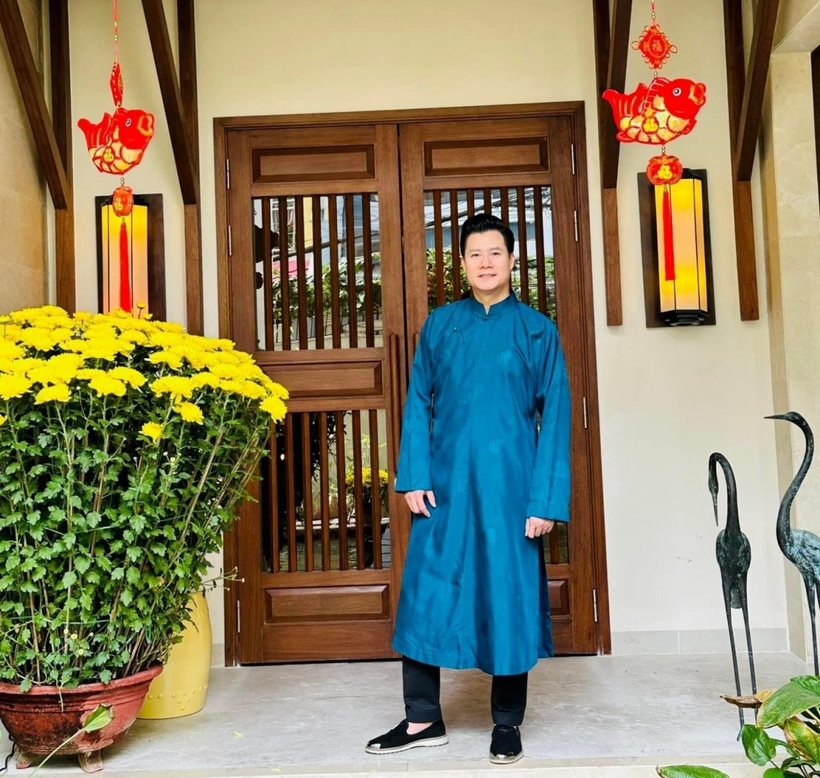 Không gian biệt thự vô cùng thoáng đãng với lối kiến trúc mộc mạc, gợi nhiều hoài niệm. Nam ca sĩ kết hợp cửa gỗ với đèn lồng ở phía trước nhà, khiến mọi người liên tưởng tới những căn nhà cổ tại Hội An.