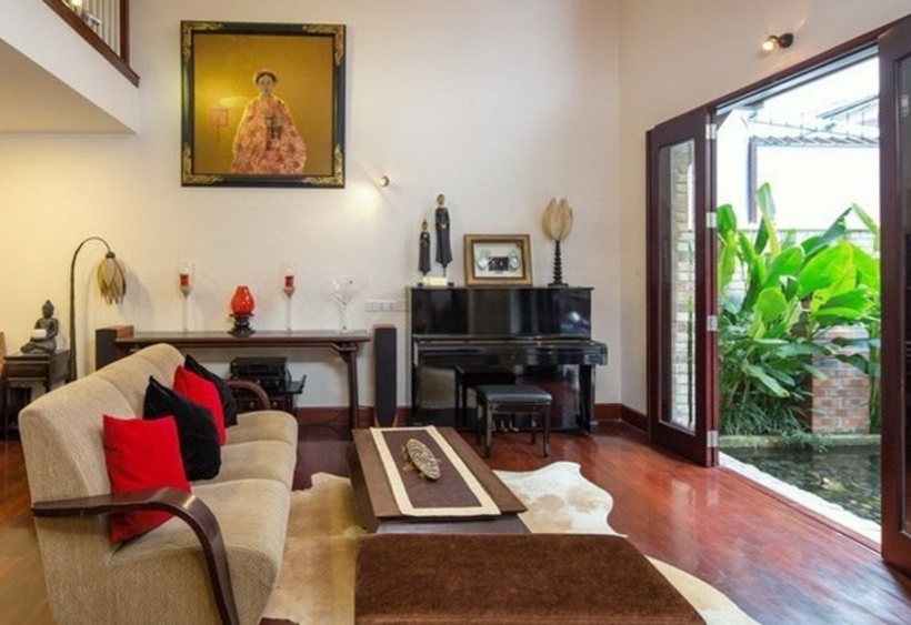 Từng góc nhỏ bên trong biệt thự đều được Quang Dũng chăm chút, tô điểm kỹ càng. Phòng khách sử dụng tông màu trầm, nội thất chủ yếu làm từ gỗ tạo cảm giác ấm áp, dễ chịu.