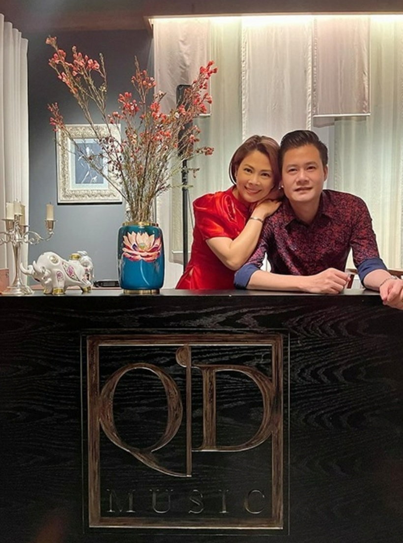 Chiếc đàn piano có khắc chữ QD Music với tên viết tắt chữ cái đầu của nam ca sĩ, còn ở phía sau đàn là ảnh chân dung của Quang Dũng.